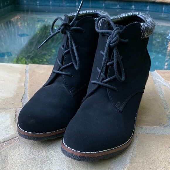 White Mountain Lilac Faux Suede Wedge Ankle Booties Sz 7.5 - Picture 2 of 14